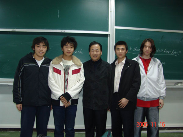 2006年北京外国语大学：雅思学生（左一为常焱豪，留学澳大利亚经济学博士，中间是我）